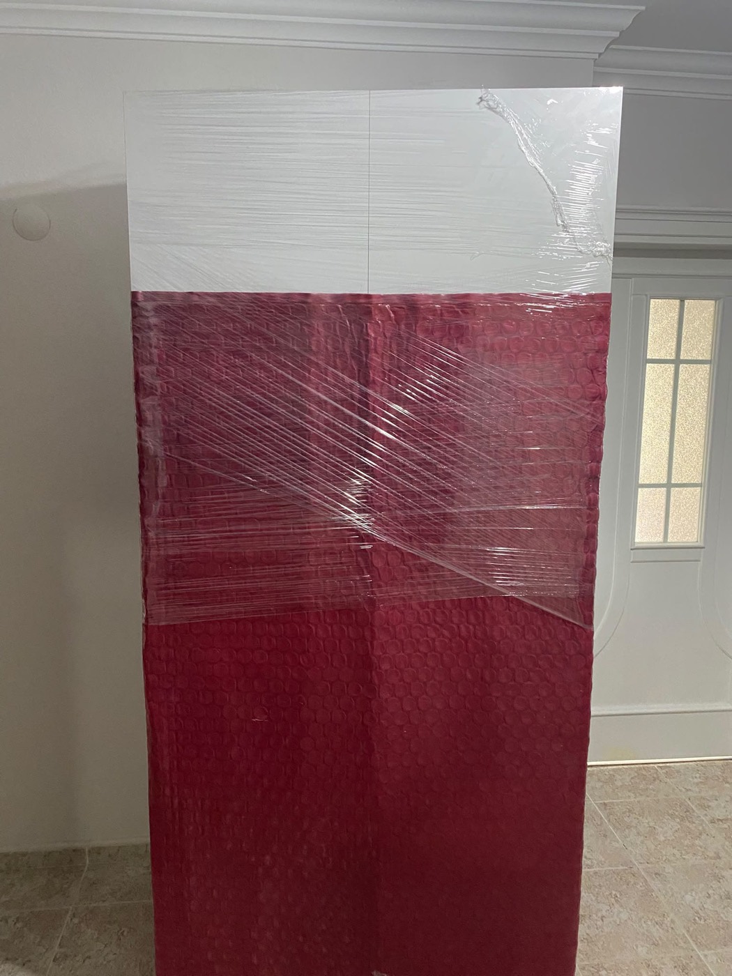 Balonlu ambalaj ile paketlenmiş gardırop